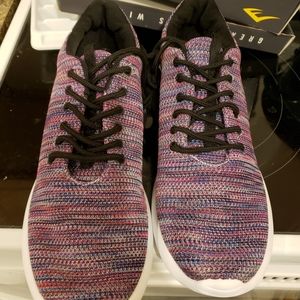 Pair of brand new everlast shoes